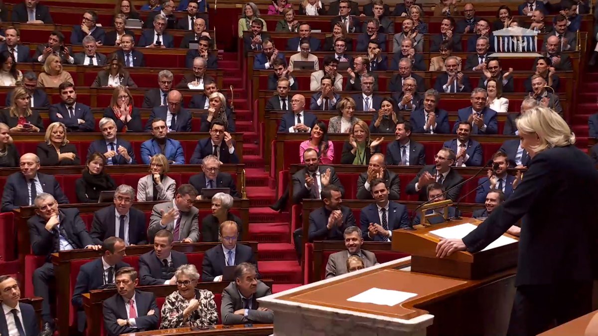 La situation de notre pays, nous la devons aussi à un président qui s'est ingénié sans discontinuer à déconstruire tout ce qu'il pouvait. Emmanuel Macron s’est attaqué, depuis sept ans, à tous les murs porteurs de l’État et de la Nation.