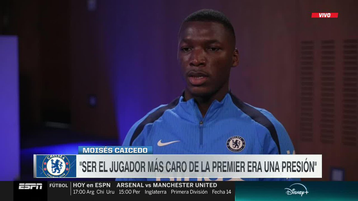 "SER EL JUGADOR MÁS CARO DE LA PREMIER ERA UNA PRESIÓN", mano a mano con #SportsCenter, Moisés Caicedo habló de su presente en el Chelsea y en la Selección de Ecuador, y de su adaptación al fútbol inglés. 📺 #DisneyPlus