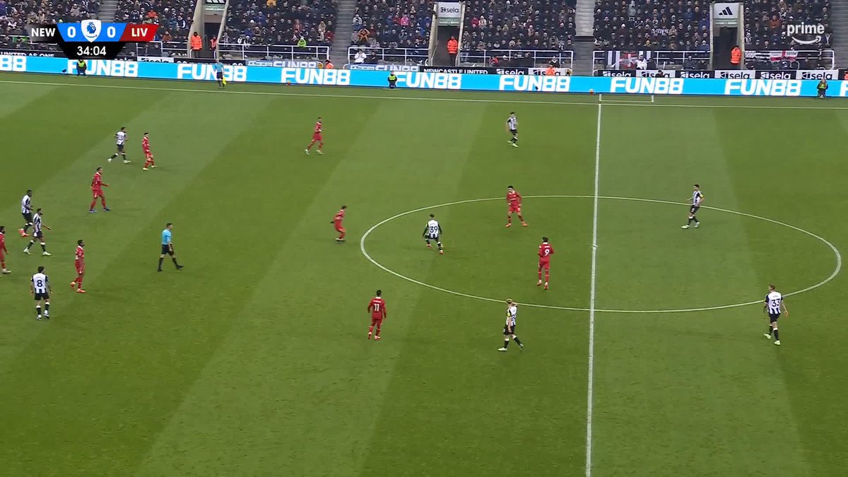 WHAT A HIT! ☄️ Alexander Isak, that is special. Newcastle lead Liverpool! #PLonPrime #NEWLIV