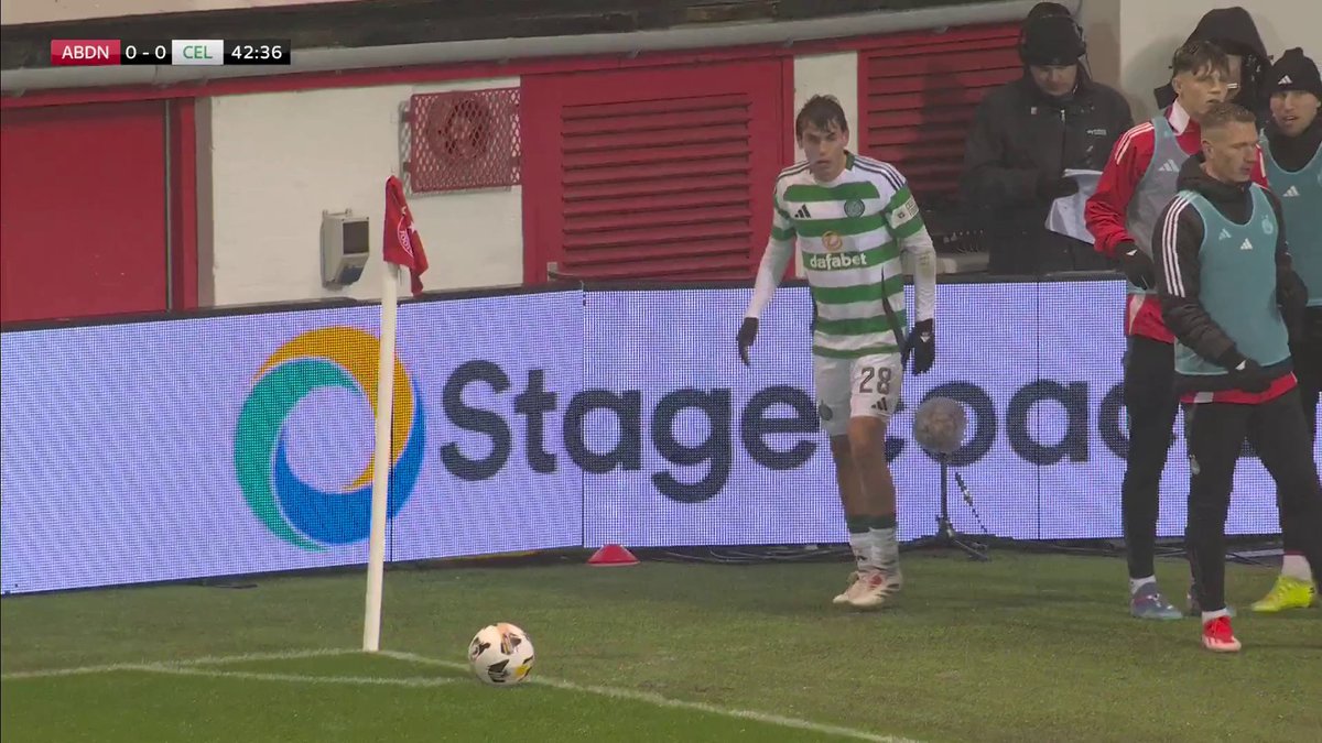🗣️ “There’s not a lot in that at all… I’ll tell you what, goalkeepers are overprotected” Celtic have the ball in the net but it’s ruled out for a foul by Daizen Maeda on Ross Doohan ⬇️