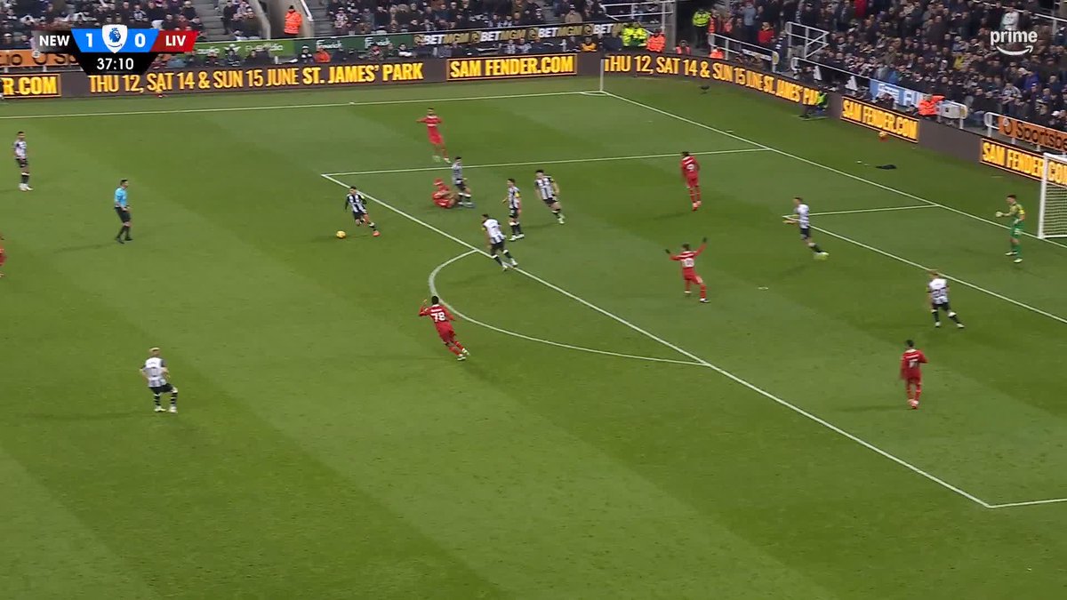 Virgil van Dijk sticking a shithouse shoulder charge in Anthony Gordon’s face. Another Red Card escaped by VVD after twice kicking Kai Havertz off the ball earlier in the season 🟥 VVD can literally do what he likes and get away with it ✅