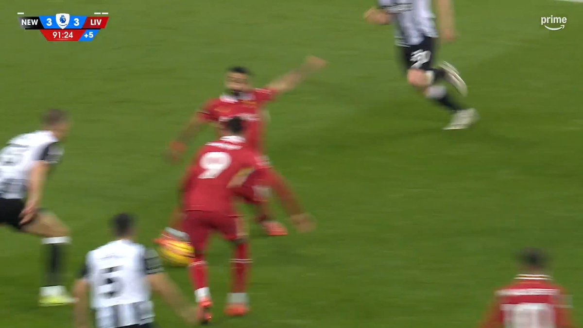 LATE handball shout for Liverpool! What do you think? 🤔 #PLonPrime #NEWLIV