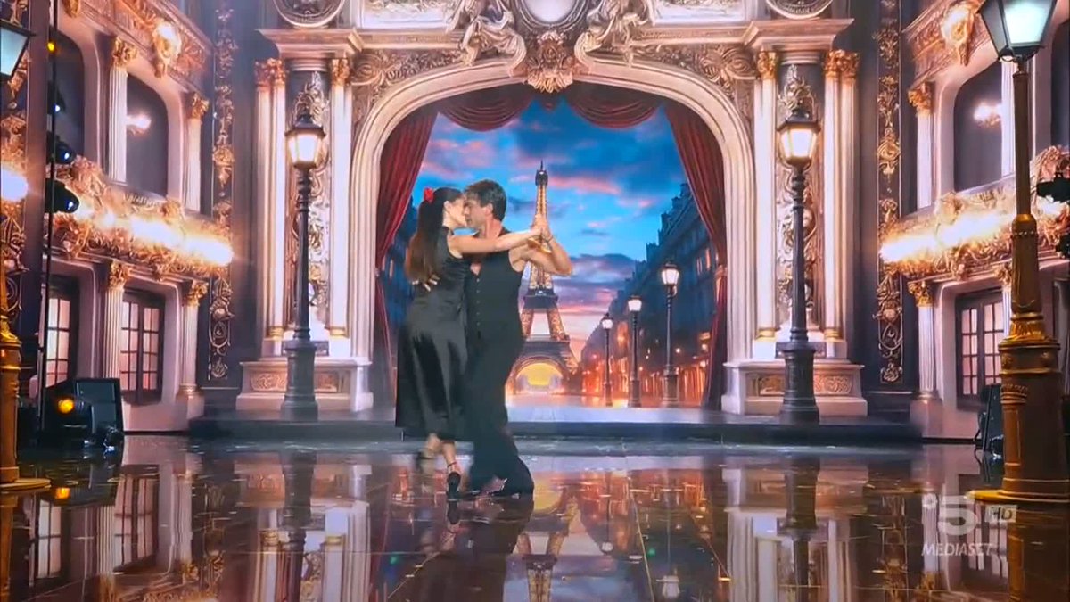 L'eleganza di Kledi e Rossella Brescia sul palco di #ThisIsMe 🔥