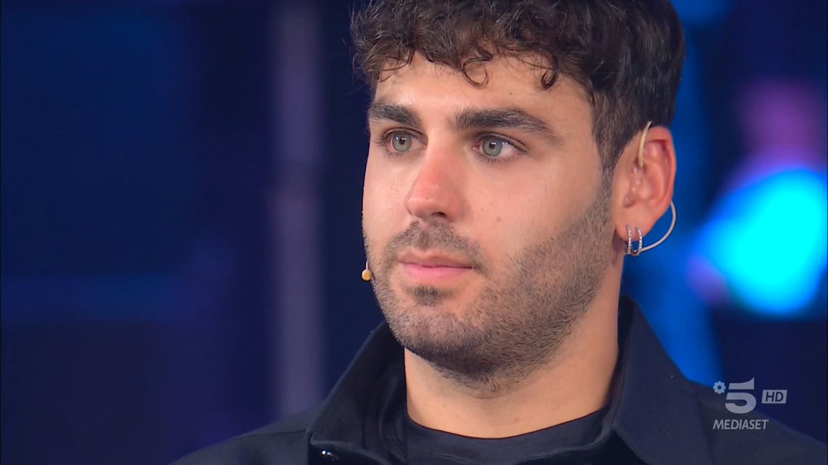 Questo duetto mi ha fatto venire la pelle d’oca. Noemi e Enrico Nigiotti se mi sentite battete un colpo e pensate ad una canzone insieme. Fatelo per tutti noi e per le aziende di fazzoletti che aumenteranno i guadagni di molto e molto #Thisisme
