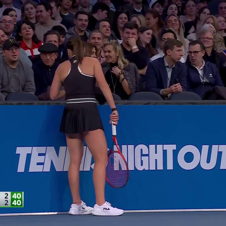 In the fans, Emma trusts! This spectator's advice works out to Navarro's advantage as she gets the break 😅 #TheGardenCup