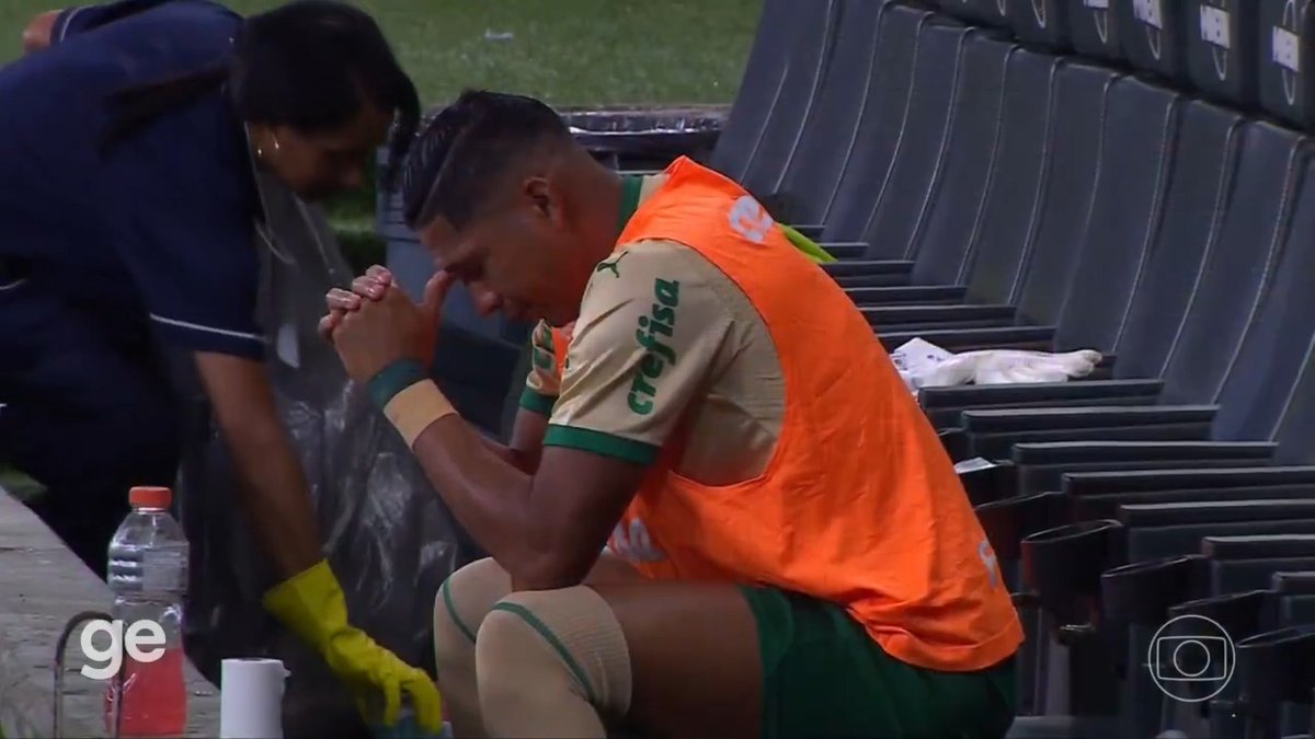 Rony foi o único jogador do Palmeiras que não desceu para o vestiário. Jogador ficou no banco ao longo do intervalo