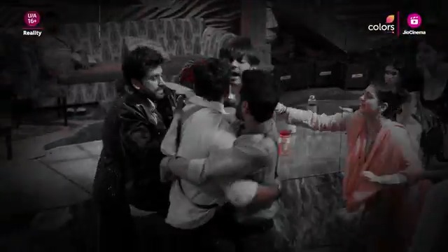 Ghar mein dikha extreme aggression jab Rajat and Digvijay lost their patience. Kya hoga Bigg Boss ka decision on this violent situation? 😱 Dekhiye #BiggBoss18 Colors TV aur #JioCinema par. #BB18 #BiggBoss18onJioCinema #BiggBoss Salman Khan Rajat Dalal Digvijay Rathee