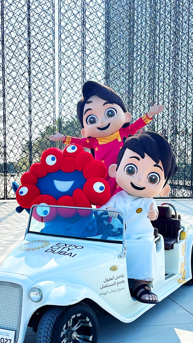 \ミャクミャクがExpo City Dubaiを訪問🇦🇪/ ドバイ万博の跡地にある Expo City Dubaiを訪れたミャクミャク✨ 公式マスコットのラシッドとラティファに 歓迎してもらいました🚗 2人にExpo City Dubaiを案内してもらい 楽しい1日を過ごしました🤝 #EXPO2025