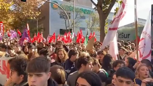 🔴 DIRECTO | Concentración en la Asamblea de Madrid de la comunidad universitaria contra Ayuso: "Son nuestros derechos, no es tu negocio"