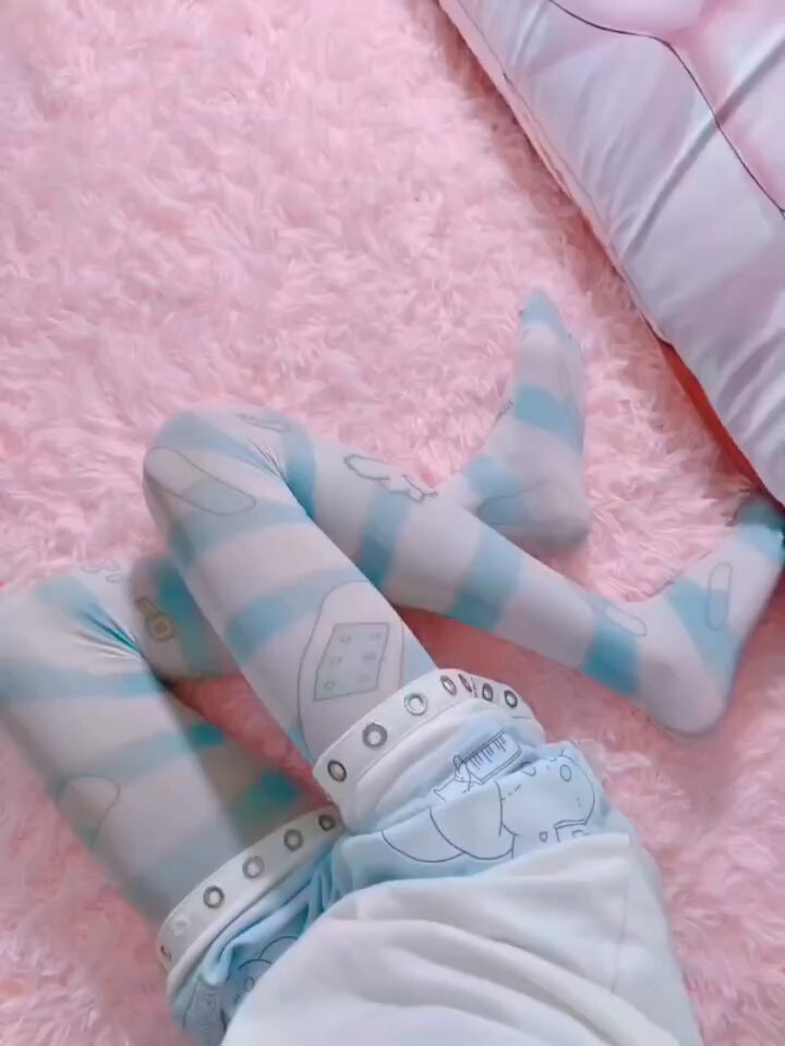 ฅ～呀，你说我脚底上有魅魔给我施加的魔法淫纹？看到的人都会被骗？ ฅ～怎么可能，等我脱下来看看是谁搞的鬼……
