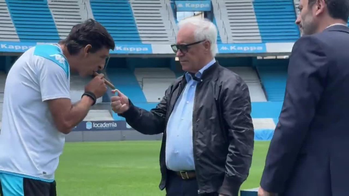 “Después te paso la lista de refuerzos para GANAR la Libertadores”. Así anunció Racing la renovación de Gustavo Costas como DT. 🇦🇷🚬