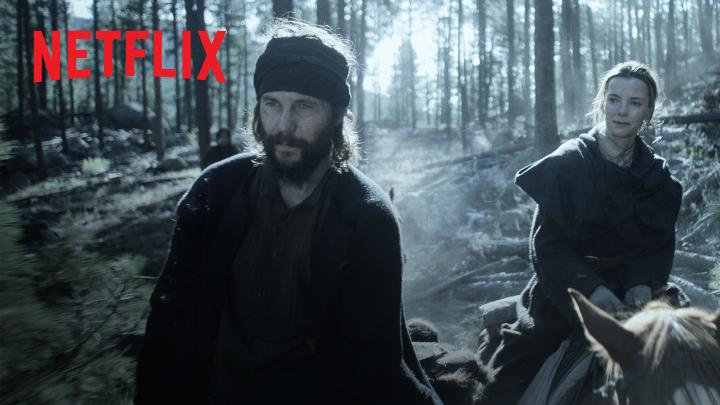 Sólo hay un objetivo: sobrevivir. Taylor Kitsch y Betty Gilpin protagonizan 'Érase una vez el Oeste'. La miniserie llega el 9 de enero.
