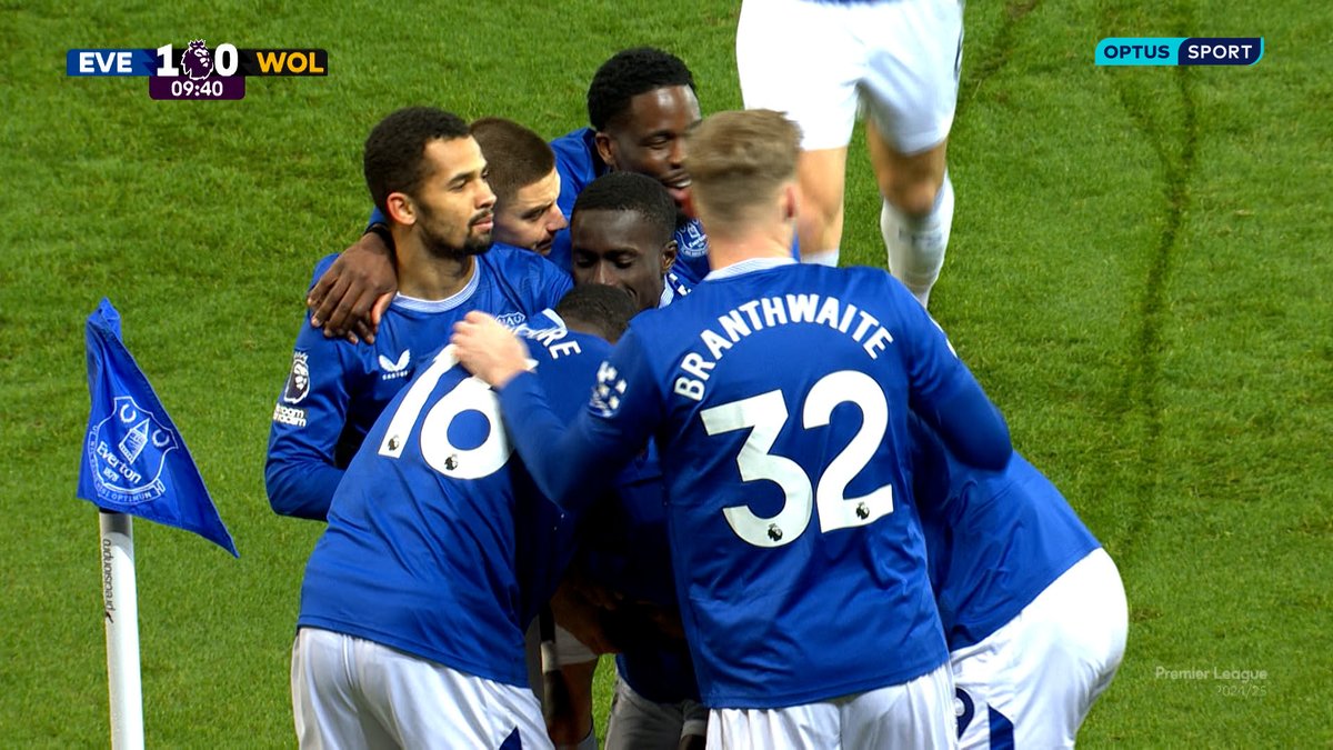 Aos 39 anos, Ashley Young tornou-se o mais velho de sempre a marcar um golo de livre direto na Premier League.