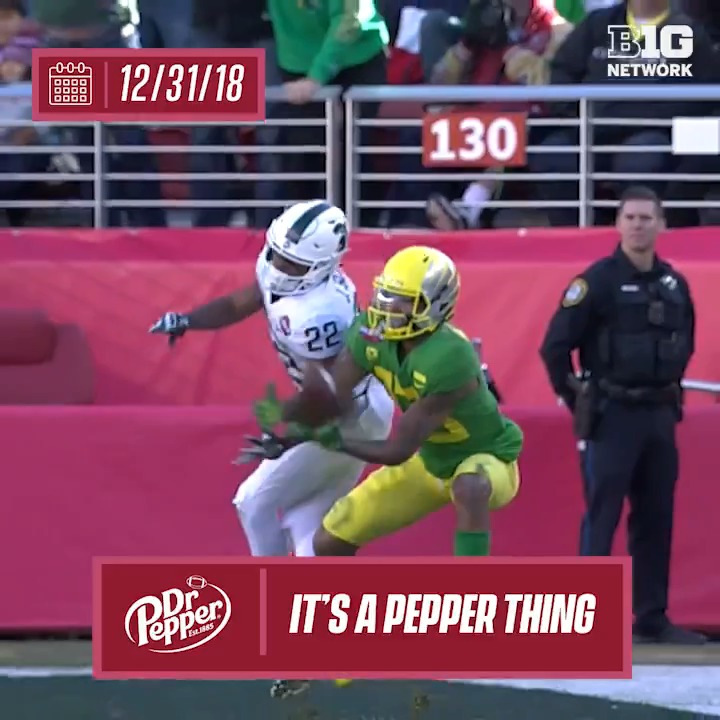 Justin Herbert and Dillon Mitchell were a dangerous duo 🦆 The Oregon Football stars' final TD connection sent the Ducks to a narrow win over Michigan State in the 2018 Redbox Bowl 👇 📍 Dr Pepper #ItsAPepperThing