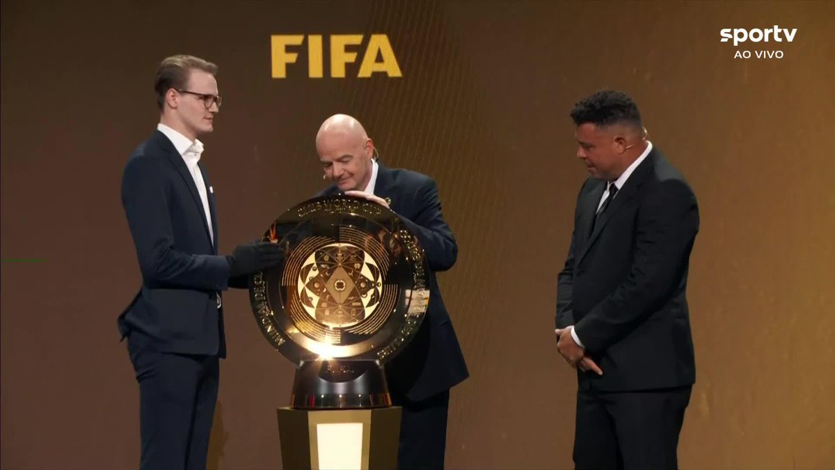 Lindo demais esse troféu da Copa do Mundo de Clubes 😍
