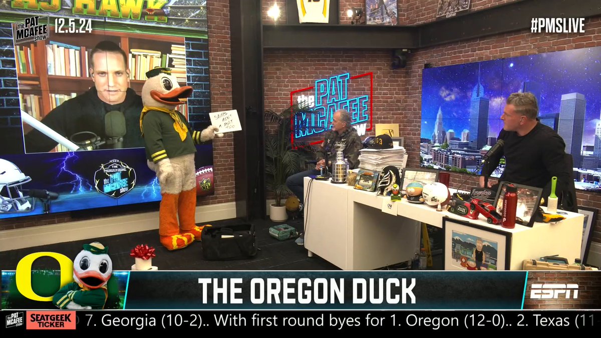 "Snaps ain't a stat though." The Duck writes to Pat McAfee that Ashton Jeanty should be the Heisman over Travis Hunter 👀