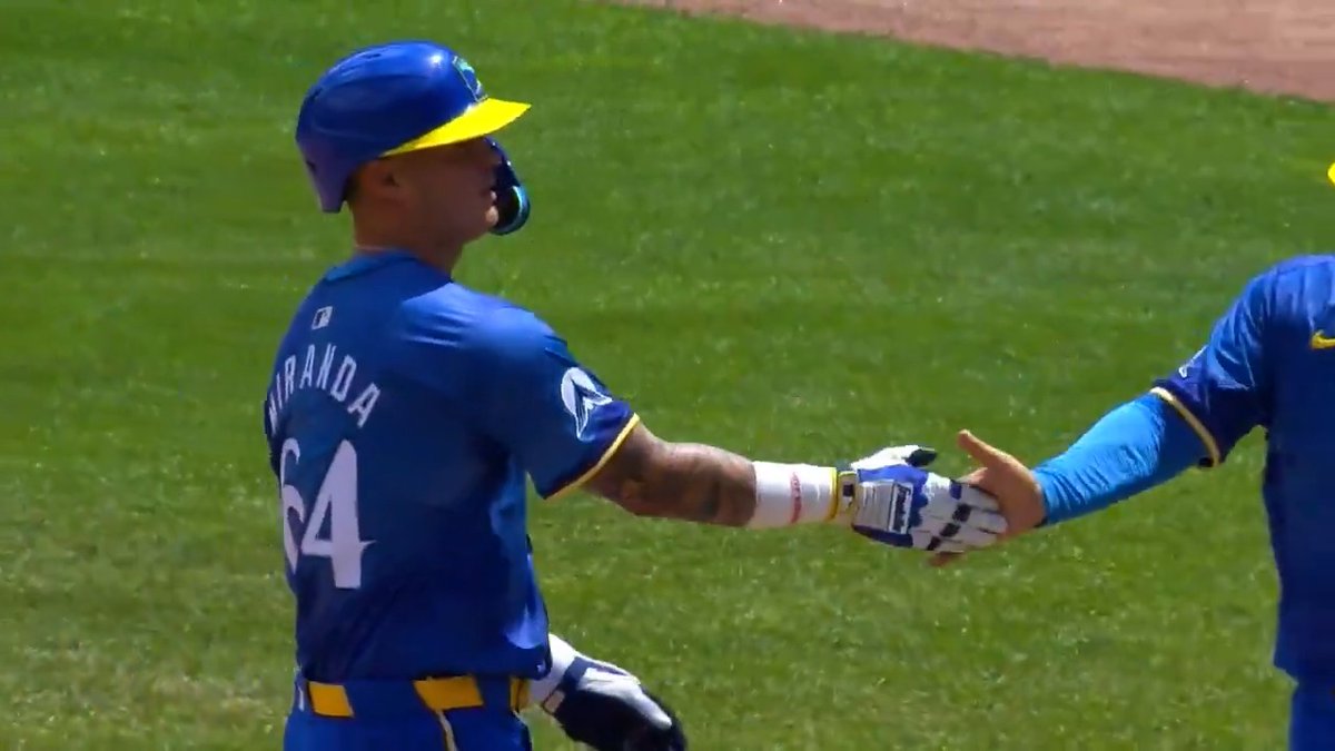 Play No. 34 of 2024: Jose Miranda matches an MLB record by recording a hit in 12 consecutive at-bats!