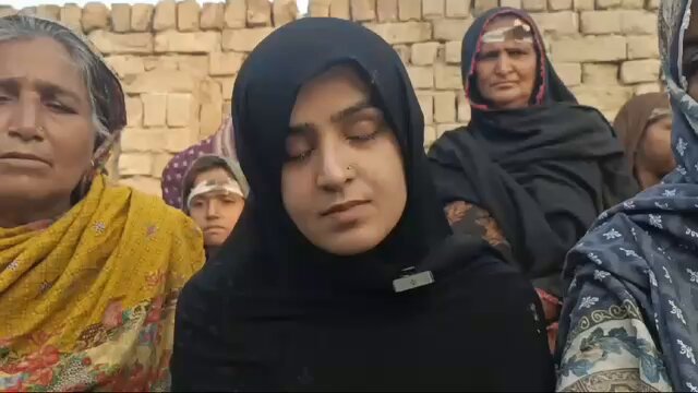 سکھر جعلی پولیس مقابلے میں اغوا ہونے والی لڑکی زینب زنگیجو ساری حقیقت بتاتے ہوئے۔ جس کے بھائی کو ان سے الگ کر کہ ایس ایس پی نے جعلی مقابلے میں مار دیا۔ اب معاملے کو دبانے میں مصروف ہیں۔۔ #justiceforRazaHussain
