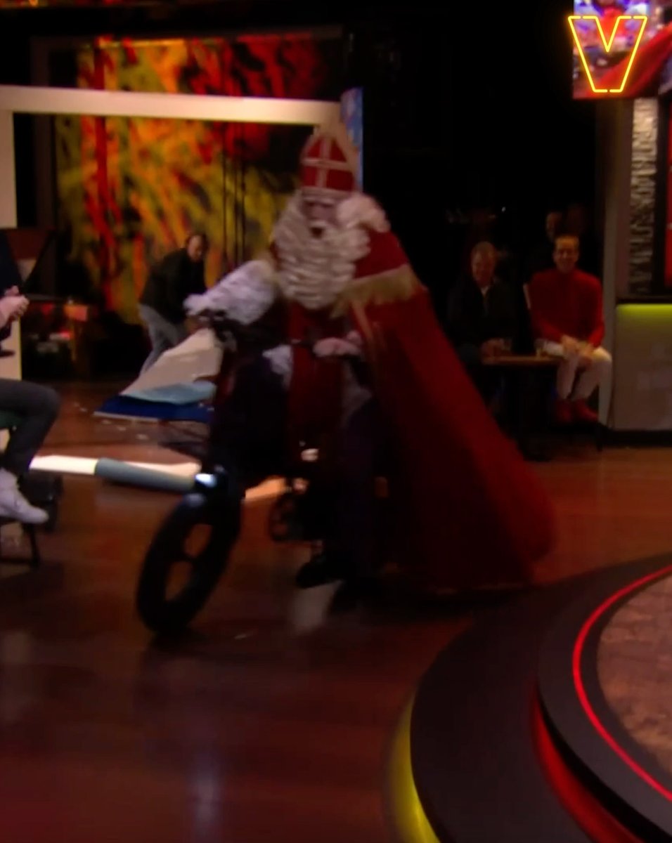 Sinterklaas bestormt op fatbike Vandaag Inside-studio: 'Kijk uit, g*dverdomme!' 😂😂😂 #vandaaginside