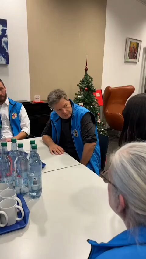 Robert #Habeck an Tischen mit Ehrenamtlichen bei der Bahnhofsmission in Berlin. #Habeck4Kanzer