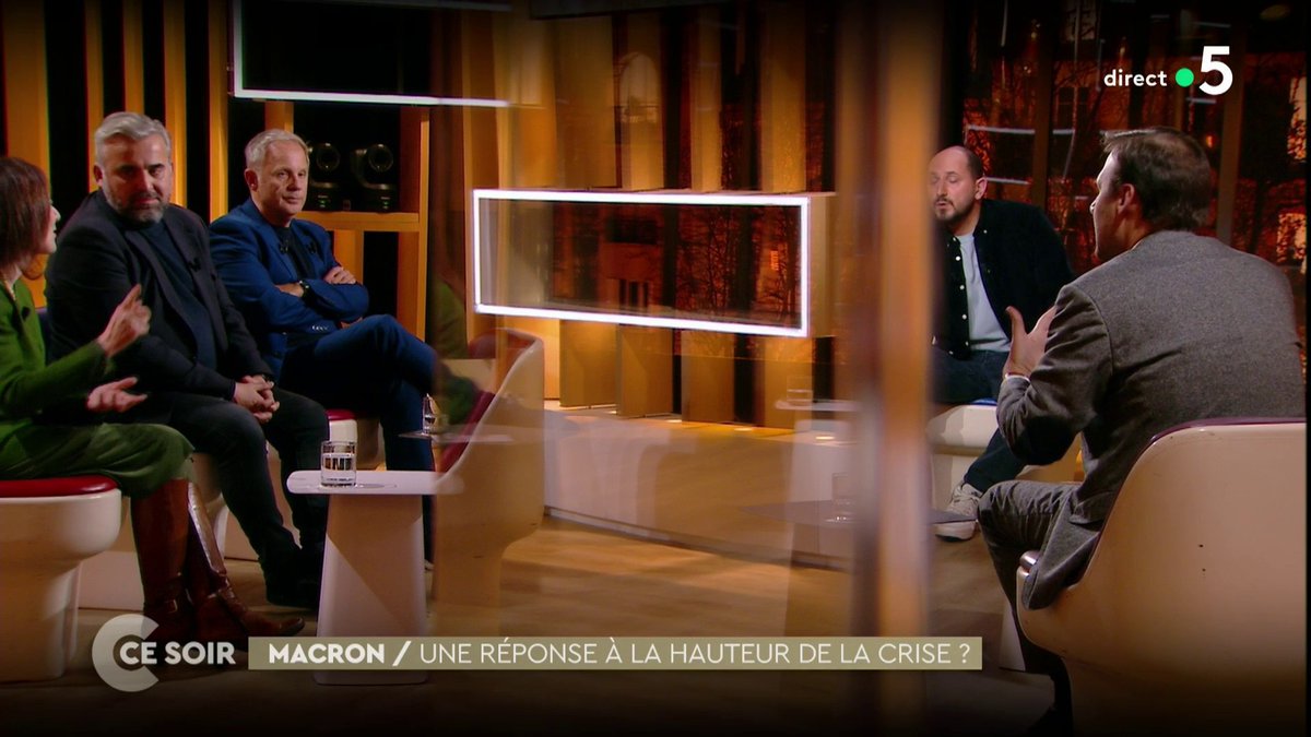 « Ce que nous dit Macron c'est qu'il y a 2 France sur 3 qui sont illégitimes. Pour lui, le seul parti légitime c'est le bloc central. Notre démocratie meurt de ça. » Alexandre Devecchio de Le Figaro #CCeSoir ➡️ 🎧 en podcast