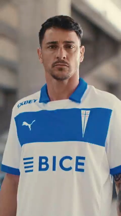 Hoy la Franja vuelve al corazón 🤍💙 Sintiendo los colores del club en el alma. Conmemorando sus inicios, volviendo a sus raíces y a nuestra pasión por el fútbol. Lleva a #PUMAenLaFranja ⚪️🔵 🛒 Disponible en PUMA, y #TiendaUC desde el 06 de diciembre.