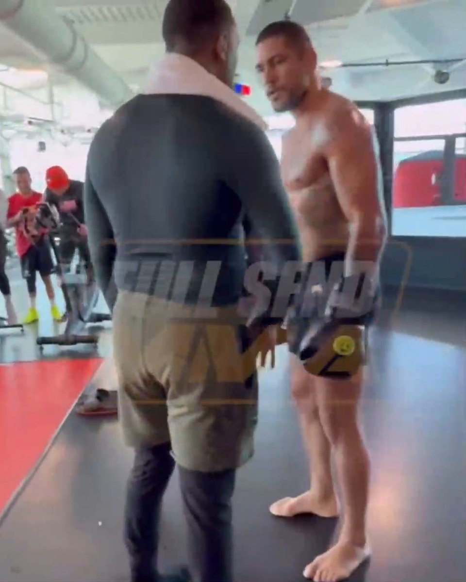 JAMAHAL HILL CONFRONTED ALEX PEREIRA AT THE UFC PI ๐ (via fullsend_mma, zay.dontmiss/IG)