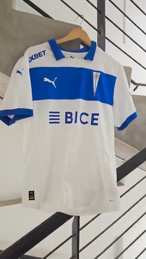 Nuestra camiseta siempre es la más linda del mundo 😍🤍💙 #LosCruzados 🤝 @pumachile 2025 ⚪🔵 Desde el 6 de diciembre en #TiendaUC, PUMA y 🔥☑️