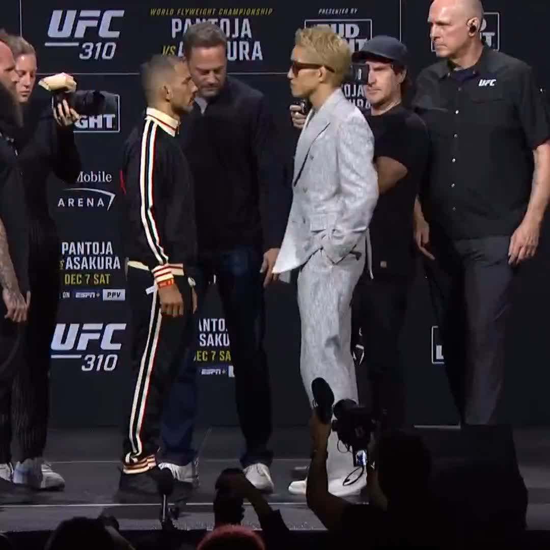 A encarada entre 🇧🇷 Alexandre Pantoja e 🇯🇵 Kai Asakura antes da luta pelo título mundial dos moscas no UFC 310.
