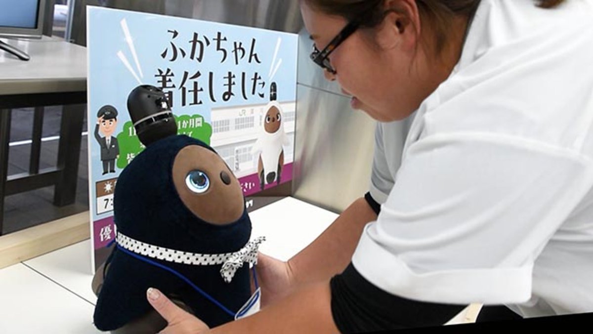 JR深川駅 癒しロボがお出迎え つぶらな瞳の「LOVOT」 愛称は「ふかちゃん」です 記事👉
