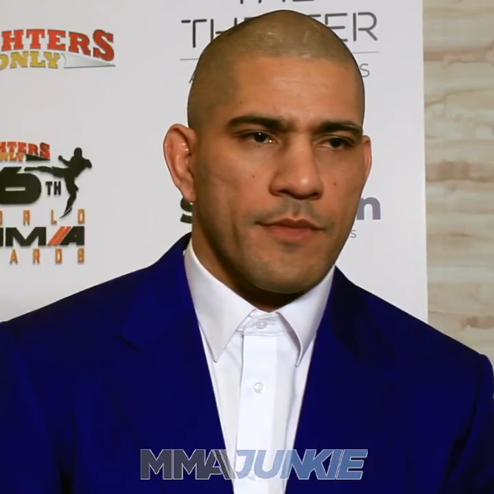 Alex Pereira reacts to his heated confrontation with Jamahal Hill today at the UFC PI. (via Nolan King)