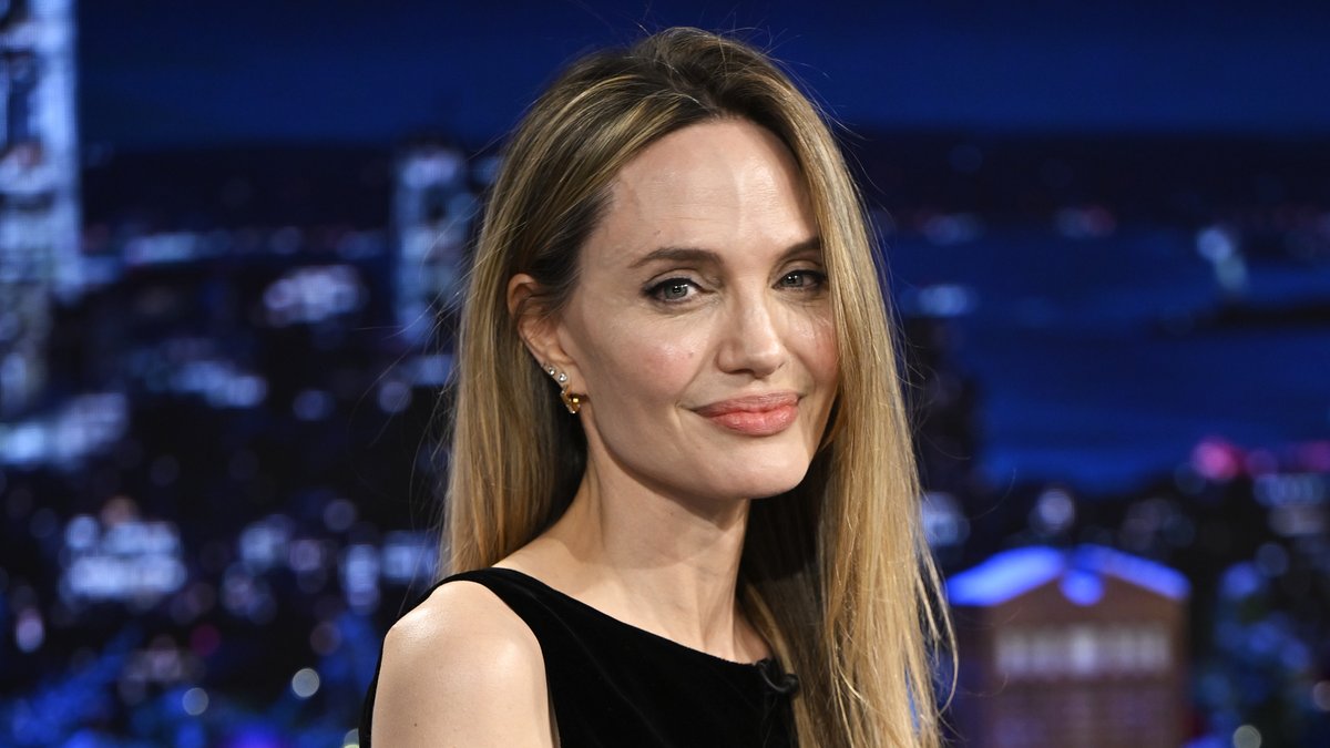 Did you hear that? There's a reason why Angelina Jolie keeps on mentioning how Shiloh wants to be private and not photographed. Anyways, she broke her toes so she decided to come barefoot. Gotta love a queen 👑