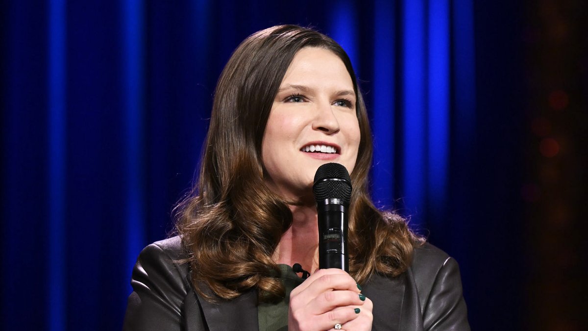 .Laura Peek is “still drunk” on the power of picking her bridesmaids 🤣 #FallonTonight #StandUp