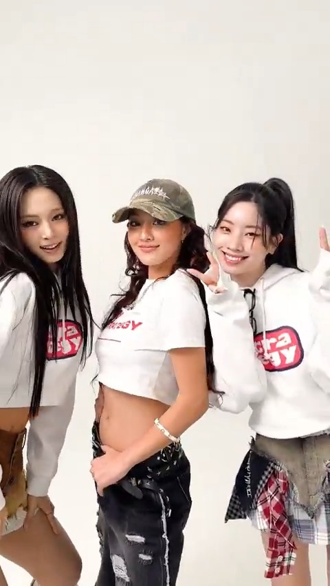 Hey ONCE✨🤚 Show us your #Strategy Moves❤‍🔥 🎧 STRATEGY #TWICE #트와이스 #STRATEGY
