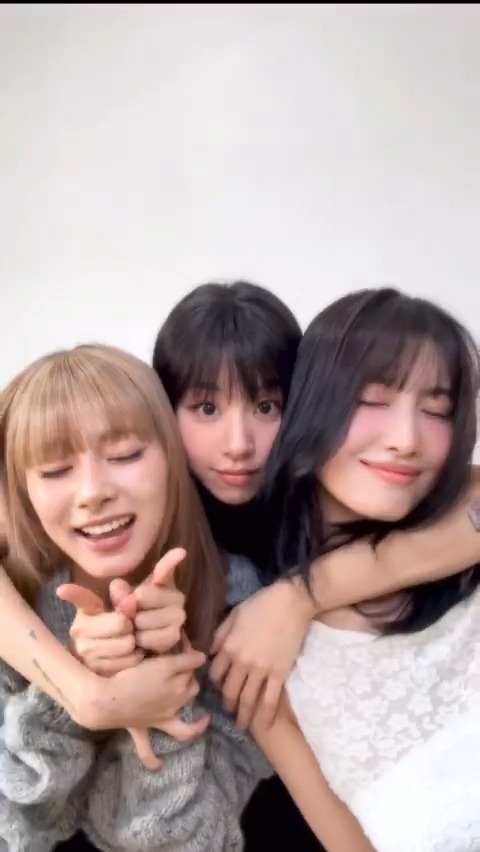 GETCHA BETCHA METCHA GIRL 🐻🐯🦌 🎧 STRATEGY #TWICE #트와이스 #STRATEGY #MOMO #모모 #CHAEYOUNG #채영 #TZUYU #쯔위