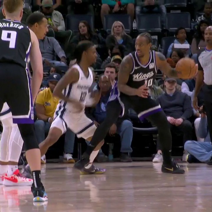 Ja Morant expulsé sur cette action 👀 2ème faute technique après sa réaction sur ce coup de sifflet !