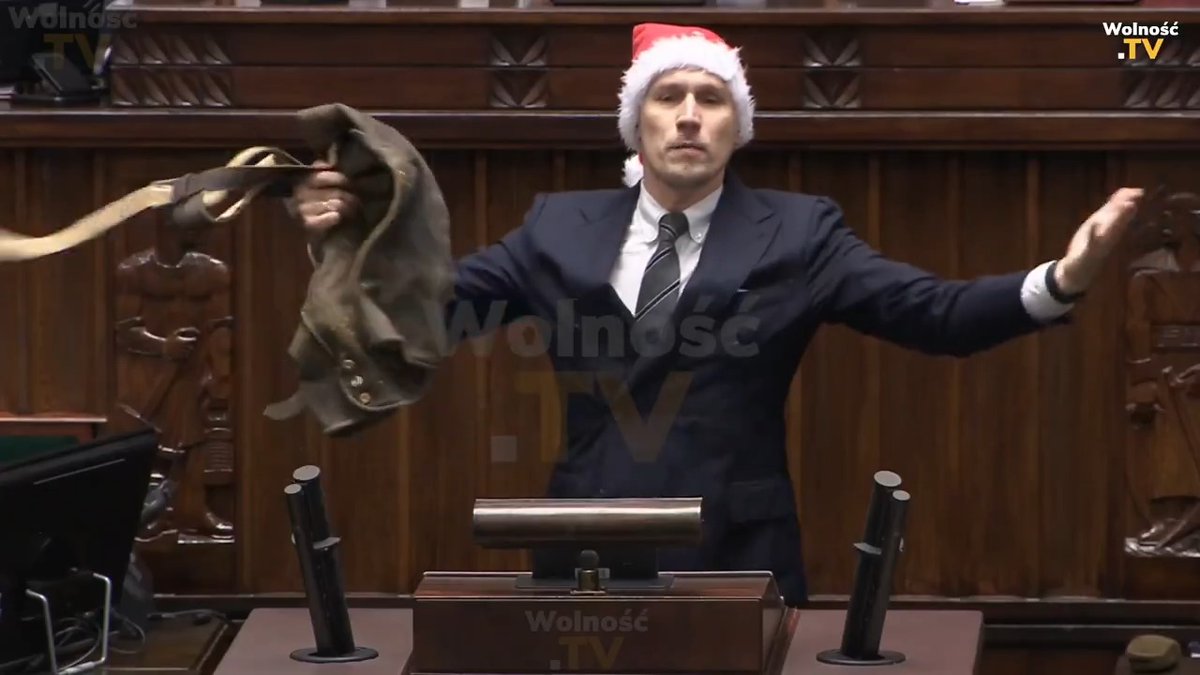 ✅ HIT❗ MIKOŁAJ Konrad Berkowicz daje Donaldowi Tuskowi oryginalny prezent w Sejmie! Konrad Berkowicz Konfederacja
