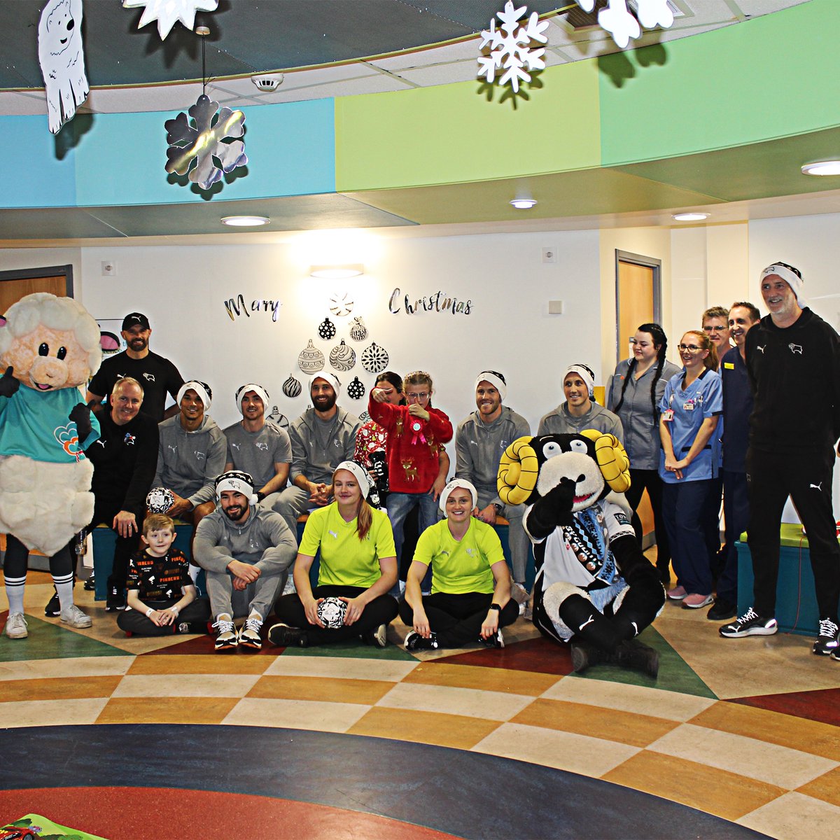 Paul Warne, his backroom staff and members of our Men's and Women's squads made their annual Christmas visit to University Hospitals of Derby and Burton NHS FT this week! 🥰 Thank you for having us, Derby & Burton Hospitals Charity 💙. 🖤