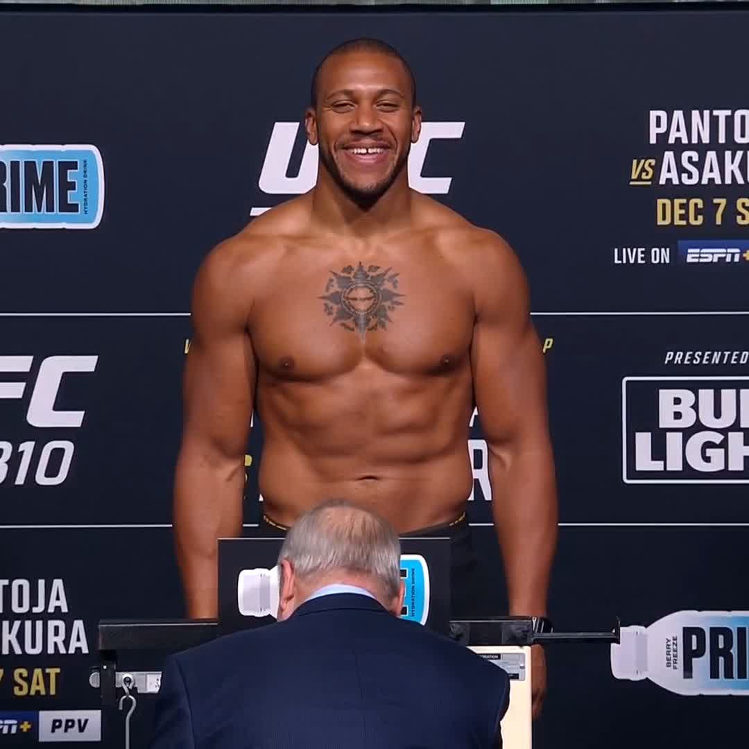 🚨 CIRYL GANE VALIDE LA PESÉE ! (111,4 kg) ⚖️ LE PHYSIQUE MONSTRUEUX DE NOTRE FRANÇAIS 💪🇫🇷 #UFC310