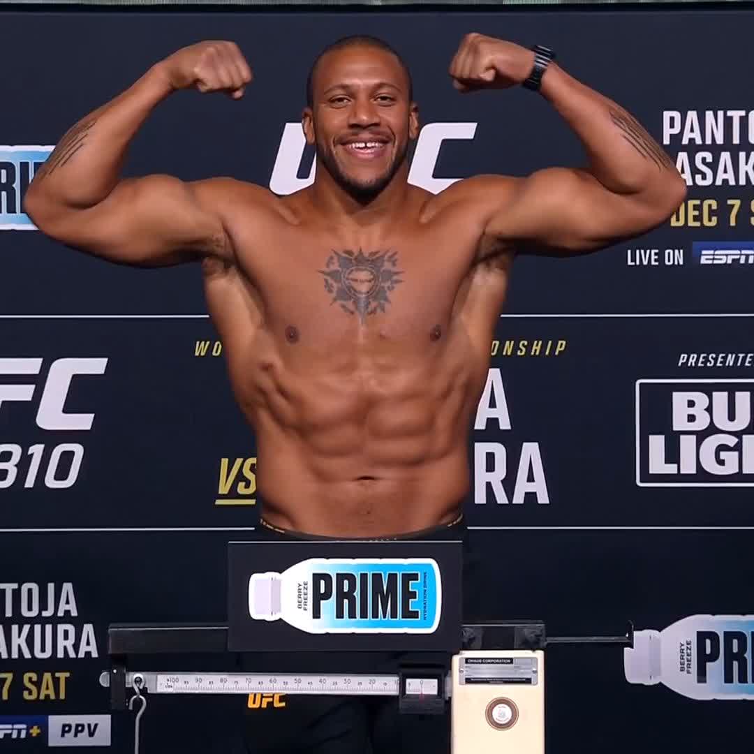 🚨 CIRYL GANE VALIDE SA PESÉE ! ⚖️ 111,4kg (245,5lbs) ON Y VAAAAAAA 🇫🇷 #UFC310