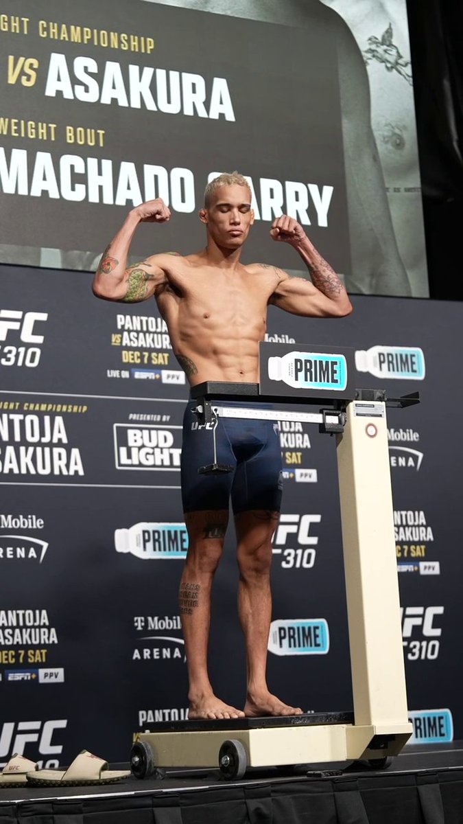 ❌ Bryan Battle rate la pesée avec 1,8kg en trop... Il a l'air complètement ko
