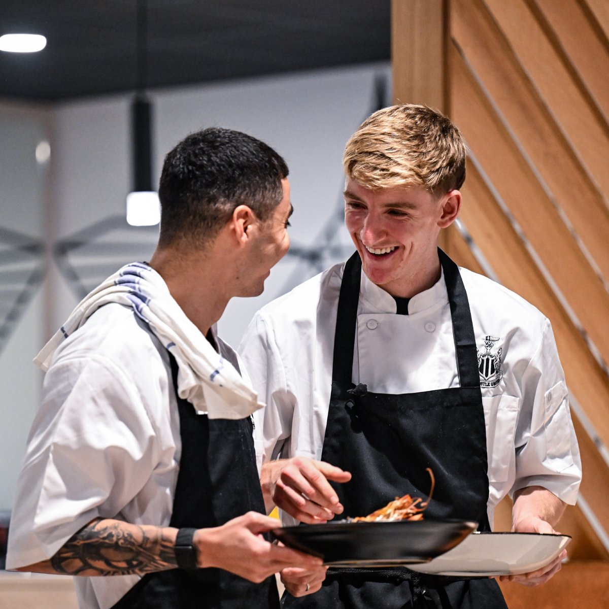 👨‍🍳 Wingin' It | AG10 v Miggy Anthony Gordon and Miguel Almirón went head-to-head in the ultimate cooking challenge in our newest hospitality suite, Wings. Did the lads have what it takes to make the perfect Carabinero Prawn Risotto? Watch in full on YouTube. 🍤🤣