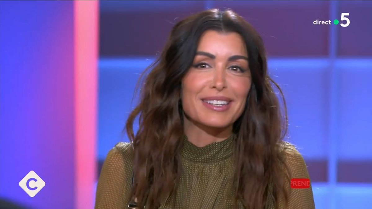 « Je me pose toujours la question de savoir si je mérite tout ça. Mais je suis moins dans la culpabilité. Mon public m’encourage tellement. Et c’est eux qui choisiront les titres que je chanterai sur scène. » Le Jukebox de Jenifer dans #CàVous ✨