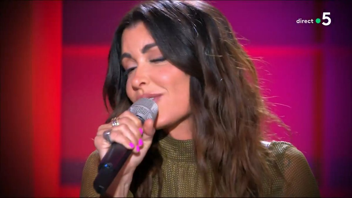 🎶Jenifer interprète le titre “Ma révolution” en live dans #CàVous 🎶