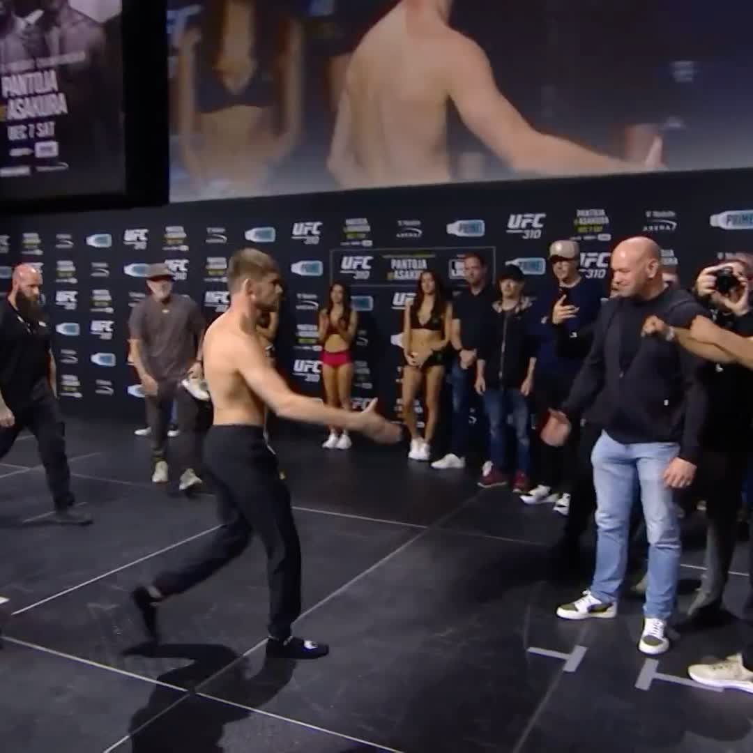 A encarada entre 🇺🇸 Bryce Mitchell e 🇧🇷 Kron Gracie antes do UFC 310.