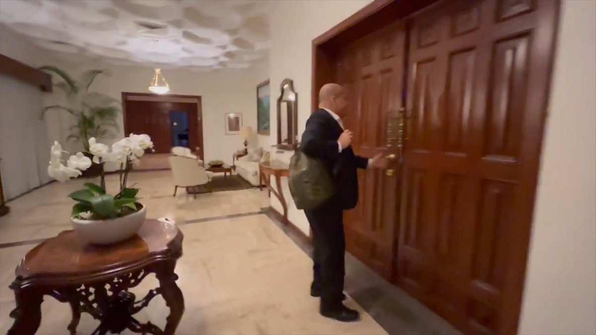 Lleno de agradecimiento y recuerdos que nunca olvidaré, salí de Casa Jalisco por última vez, rumbo a Palacio de Gobierno, para la develación de mis retratos.