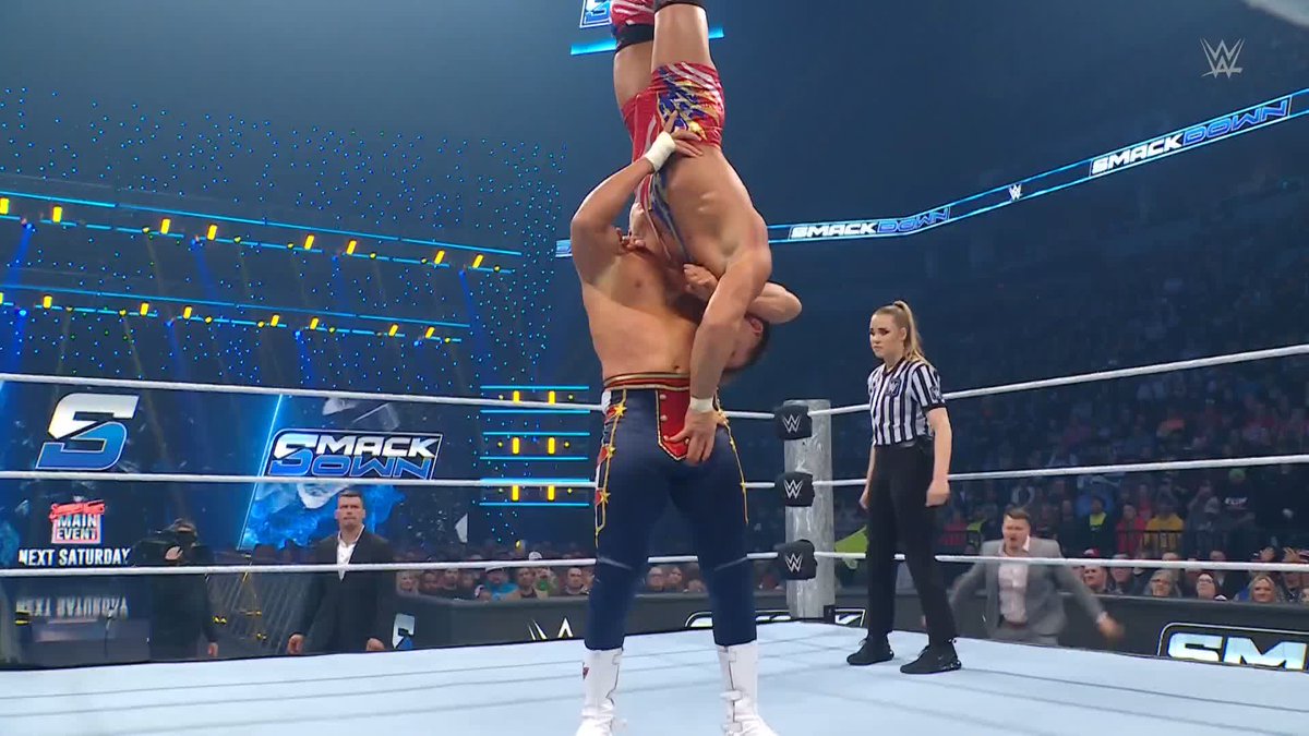 That was IMPRESSIVE! 💪 Who ya got?! Cody Rhodes or Chad Gable? 👀 #SmackDown