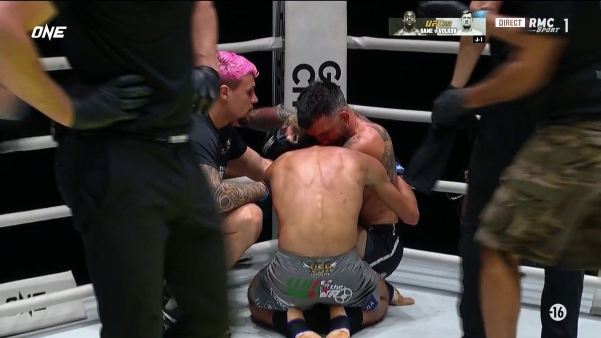 🤯🤯 Woooow quel combat !!!! 🇫🇷🇩🇿 Elias Mahmoudi s'impose par TKO dans la dernière reprise face à Denis Purić après une guerre INCROYABLE ! 🤝🩸 Respect aux deux combattants !