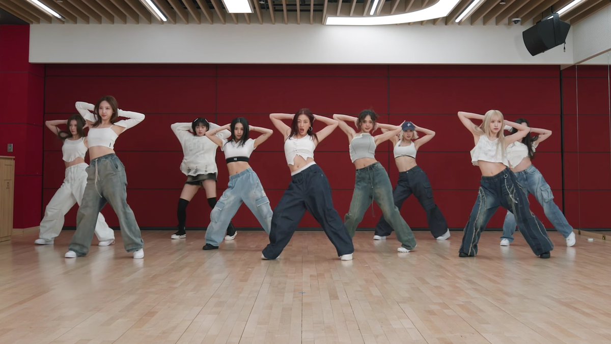 THE SOUND OF TWICE'S SYNCHRONIZED STEPS IS SO SATISFYING