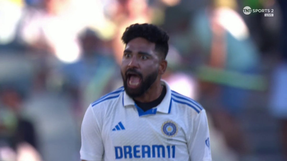 Mohammed Siraj got right in Travis Head's face after dismissing the Australian 😱 📺 Watch #AUSvIND on TNT Sports and discovery+